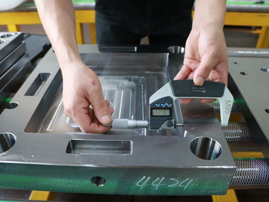 O CNC fez à máquina as peças plásticas do molde com chanfradura do quadro da precisão