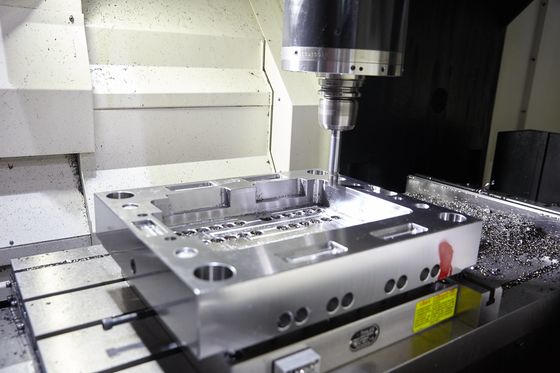 CNC que faz à máquina a base ASTM 1050 JIS S50C da modelagem por injeção de Mazak