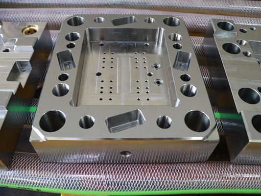 A base de molde da precisão de JIS S50c personalizou Logo Services Precision Milling