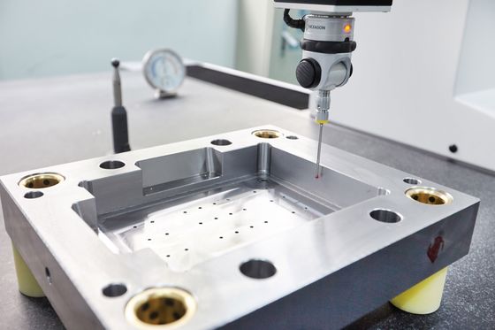 DXM Logo Plastic Mould Base com e o desempenho de travamento é melhor furo quadrado processado CNC do parafuso do ferro
